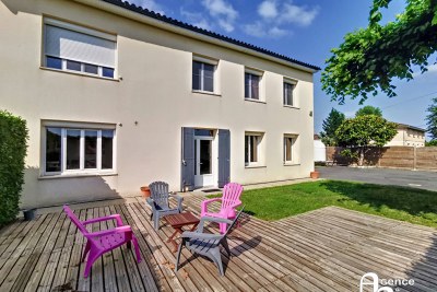 Maison à vendre à GENISSAC  - 10 pièces - 157 m² 