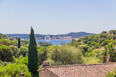 House for sale in STE-MAXIME Tourrettes - 4 rooms - 166 m² 