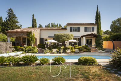 Maison à vendre à BAGNOLS-EN-FORÊT  - 5 pièces - 210 m² 