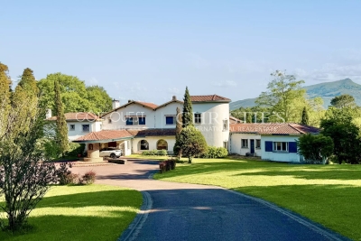 Maison &agrave; vendre &agrave; ST-JEAN-DE-LUZ  - 22 pi&egrave;ces - 1500 m&sup2; 
