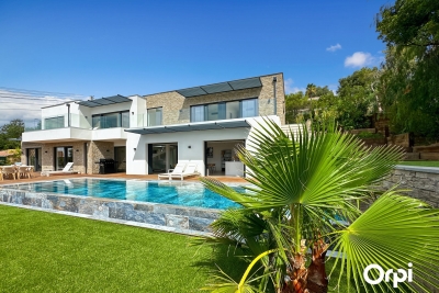 Maison à vendre à LES ISSAMBRES  - 5 pièces - 243 m² 