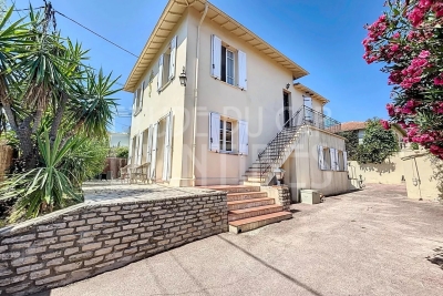 Maison à vendre à CAP D'ANTIBES  - 6 pièces - 170 m² 