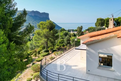 House for sale in CASSIS  - 7 rooms - 205 m² 