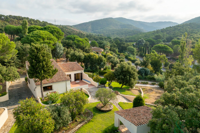 Maison &agrave; vendre &agrave; BORMES-LES-MIMOSAS  - 9 pi&egrave;ces - 239 m&sup2; 