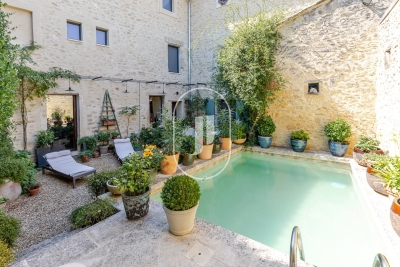 Maison à vendre à ROBION Montfavet Pericentre - 5 pièces - 301 m² 