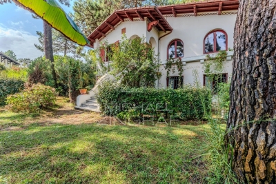 House for sale in ARCACHON  - 6 rooms - 187 m² 