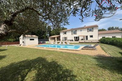 Maison à vendre à STE-CÉCILE-LES-VIGNES Montfavet Pericentre - 10 pièces - 270 m² 