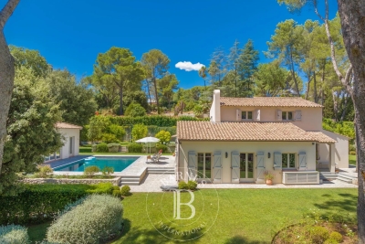 Maison à vendre à MOUGINS  - 8 pièces - 300 m² 