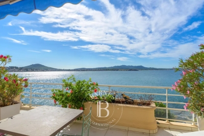Apartment for sale in SANARY-SUR-MER  - 3 rooms - 74 m² 