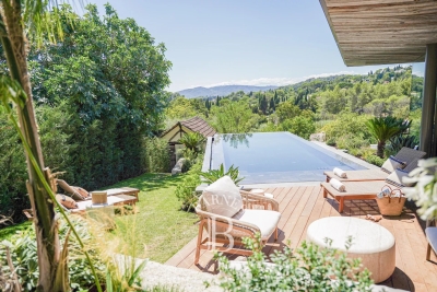 Maison à louer à MOUGINS Tenao Inferieur - 5 pièces - 250 m² 