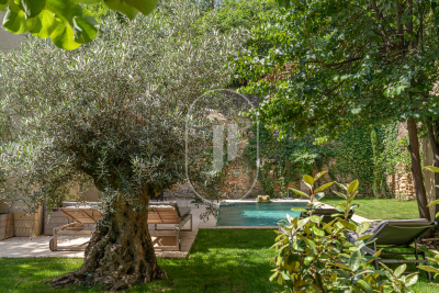 Maison à vendre à UZÈS  - 8 pièces - 400 m² 