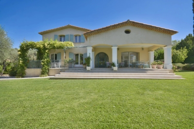 Maison à vendre à CHATEAUNEUF-GRASSE  - 8 pièces - 240 m² 