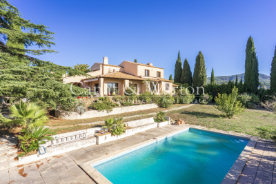 House for sale in SANARY-SUR-MER  - 8 rooms - 217 m&sup2; 