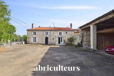 Maison à vendre à VILLENEUVE LA COMTESSE  - 12 pièces - 258 m² 