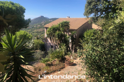 Maison à vendre à HYÈRES  - 8 pièces - 180 m² 