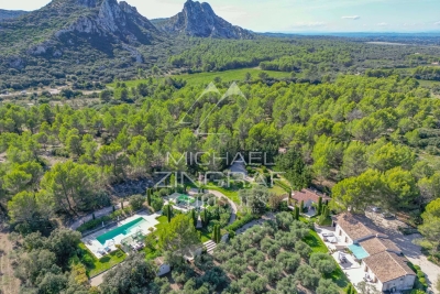 House for sale in EYGALIÈRES   - 279 m² 