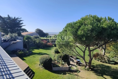 Maison &agrave; vendre &agrave; L HOUMEAU  - 9 pi&egrave;ces - 328 m&sup2; 