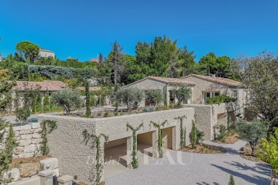 House for sale in MAUSSANE-LES-ALPILLES Nord - 9 rooms - 615 m² 