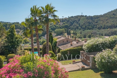 House for sale in AURIBEAU-SUR-SIAGNE Auribeau-sur-Siagne - 9 rooms - 195 m&sup2; 