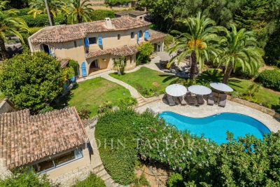 Maison à vendre à CHATEAUNEUF-GRASSE  - 7 pièces - 220 m² 