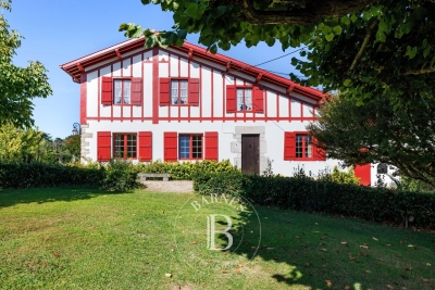 Maison à vendre à ST-JEAN-DE-LUZ   - 375 m² 