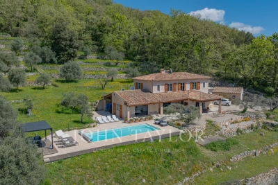 Maison à vendre à CHATEAUNEUF-GRASSE  - 9 pièces - 247 m² 