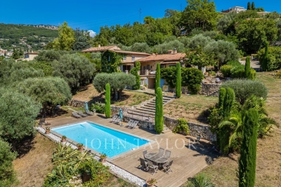 Maison &agrave; vendre &agrave; CHATEAUNEUF-GRASSE  - 7 pi&egrave;ces - 330 m&sup2; 