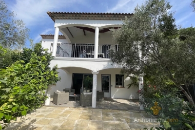 Maison &agrave; vendre &agrave; CAVALAIRE-SUR-MER  - 8 pi&egrave;ces - 184 m&sup2; 