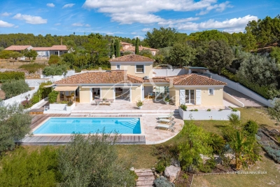 Maison à vendre à BAGNOLS-EN-FORÊT Nord Rn7 - 6 pièces - 271 m² 