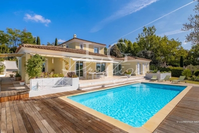 Maison à vendre à BAGNOLS-EN-FORÊT  - 6 pièces - 271 m² 