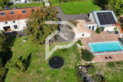 Maison à vendre à GENOUILLE Port-d'Envaux - 8 pièces - 190 m² 