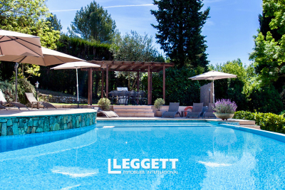 Maison à vendre à CHATEAUNEUF-GRASSE  - 9 pièces - 255 m² 