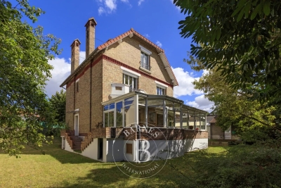 House for sale in SURESNES Denfert-Rochereau 6 - 6 rooms - 260 m² 