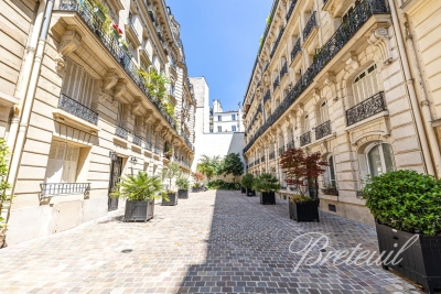 Appartement à vendre à PARIS 9EME Rochechouart 2 - 4 pièces - 84 m² 
