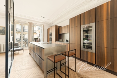 Appartement à vendre à PARIS 8EME Rochechouart 2 - 4 pièces - 134 m² 