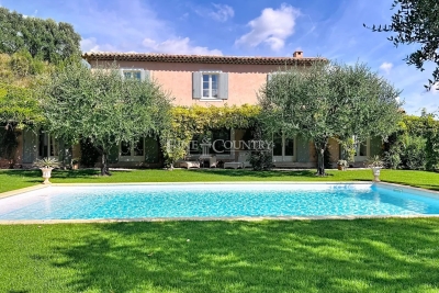 House for sale in CHATEAUNEUF-GRASSE  - 7 rooms - 252 m² 