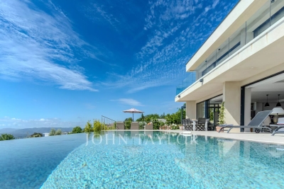 House for sale in CHATEAUNEUF-GRASSE  - 12 rooms - 560 m² 