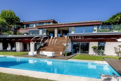 Maison à louer à MOUGINS Tenao Inferieur - 10 pièces - 750 m² 