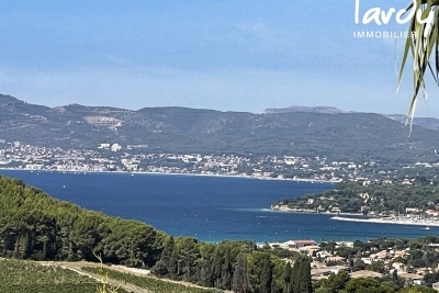 Maison à vendre à ST-CYR-SUR-MER  - 8 pièces - 275 m² 