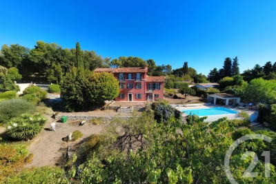 Maison &agrave; vendre &agrave; CHATEAUNEUF-GRASSE  - 9 pi&egrave;ces - 250 m&sup2; 