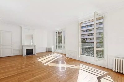 Apartment for sale in PARIS 7EME Les Archives 1 - 4 rooms - 105 m² 