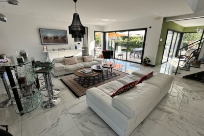 Maison à vendre à LE HAILLAN  - 7 pièces - 245 m² 