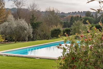 Maison &agrave; vendre &agrave; CHATEAUNEUF-GRASSE  - 6 pi&egrave;ces - 377 m&sup2; 