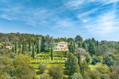 Maison &agrave; vendre &agrave; GRASSE  - 11 pi&egrave;ces - 480 m&sup2; 