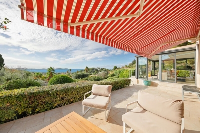 House for sale in CARQUEIRANNE Hauteurs de Carqueiranne - 7 rooms - 240 m&sup2; 