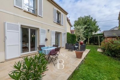 House for sale in LE CHESNAY-ROCQUENCOURT  - 7 rooms - 140 m² 