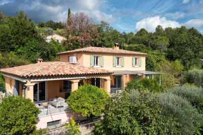 House for sale in CHATEAUNEUF-GRASSE  - 7 rooms - 210 m² 