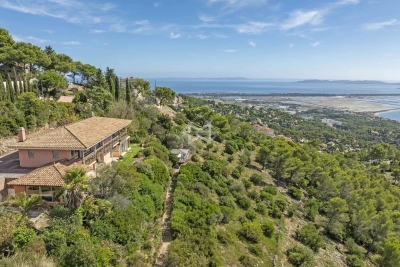 Maison à vendre à CARQUEIRANNE  - 7 pièces - 300 m² 