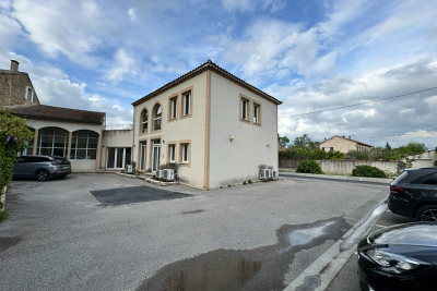 Commerce à vendre à ENTRAIGUES-SUR-LA-SORGUE Eisenhower-Saint Roch - 9 pièces - 319 m² 