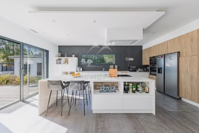 House for sale in SALLES  - 12 rooms - 290 m² 